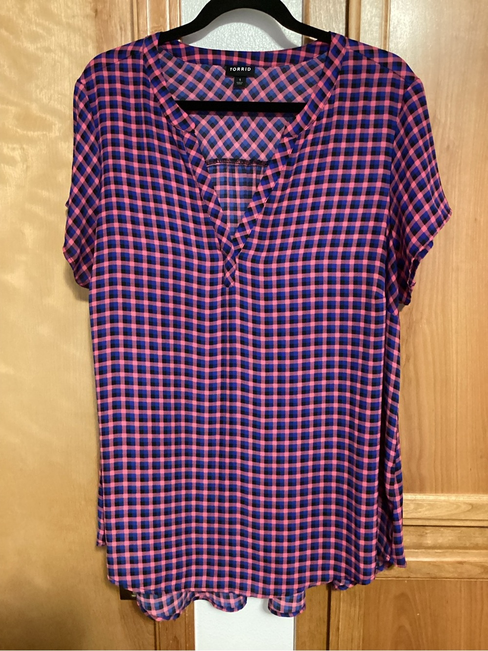 torrid Pink & Blue/Purple Split V-Neck Short Sleeve Blouse, EUC, Size 1(14/16)